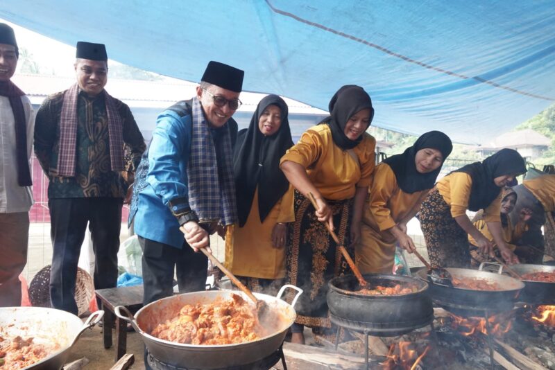 Bupati Tanah Datar Eka Putra menghadiri Alek Kapalo Banda di Jorong Pincuran Tujuh Nagari Batipuah Baruah, Kecamatan Batipuh, Sabtu (5/4/2025). (Foto: Prokopim Tanah Datar)