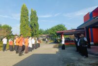 Wakil Bupati Dharmasraya, Leli Arni memimpin apel pagi di BPBD setempat, Rabu (9/4/2025). (Foto: Pemkab Dharmasraya)