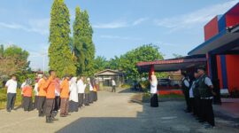 Wakil Bupati Dharmasraya, Leli Arni memimpin apel pagi di BPBD setempat, Rabu (9/4/2025). (Foto: Pemkab Dharmasraya)