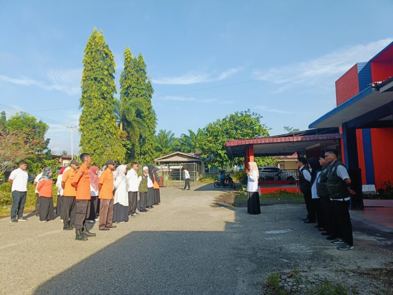 Wakil Bupati Dharmasraya, Leli Arni memimpin apel pagi di BPBD setempat, Rabu (9/4/2025). (Foto: Pemkab Dharmasraya)