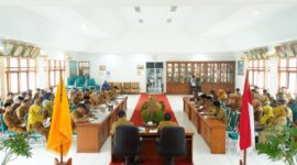 Bupati Eka Putra didampingi Wakil Bupati Ahmad Fadly memimpin rapat bersama seluruh OPD. (Foto: Prokopim Tanah Datar)