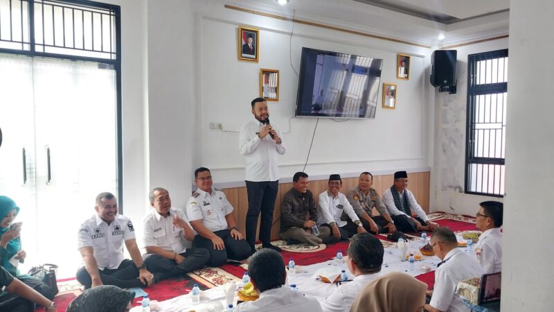 Wali Kota Padang Fadly Amran saat acara halal bihalal di Kantor Camat Padang Timur, Rabu (9/4/2025). (Foto: FB Diskominfo Padang)