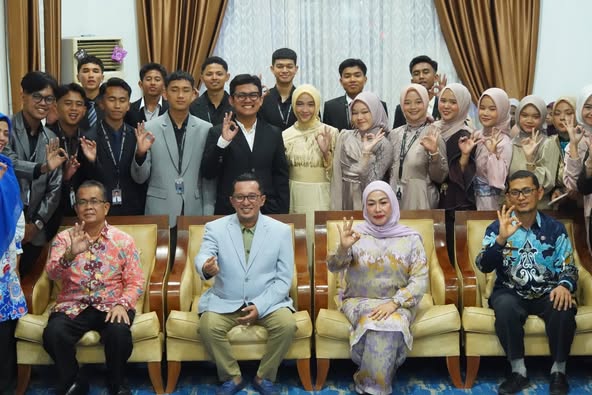 Bupati Eka Putra bersama Ny. Lise Eka Putra pada gala dinner dan temu ramah dengan finalis Duta Genre, di Gedung Indo Jolito, Batusangkar, Kamis (17/4/2025). (Foto: Prokopim Tanah Datar)