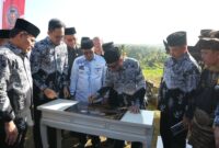 Bupati Tanah Datar, Eka Putra mengapresiasi Festival Pandeka Batagak Kapalo Koto yang digelar di Medan Nan Bapaneh Mahakarya, Nagari Gurun, Kecamatan Sungai Tarab, pada Jumat (18/4/2025). (Foto: Prokopim Tanah Datar)