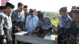 Bupati Tanah Datar, Eka Putra mengapresiasi Festival Pandeka Batagak Kapalo Koto yang digelar di Medan Nan Bapaneh Mahakarya, Nagari Gurun, Kecamatan Sungai Tarab, pada Jumat (18/4/2025). (Foto: Prokopim Tanah Datar)