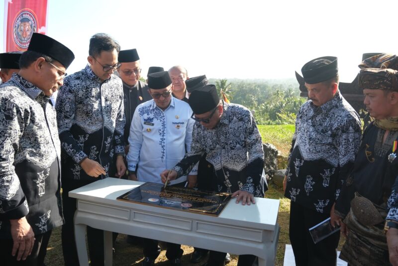 Bupati Tanah Datar, Eka Putra mengapresiasi Festival Pandeka Batagak Kapalo Koto yang digelar di Medan Nan Bapaneh Mahakarya, Nagari Gurun, Kecamatan Sungai Tarab, pada Jumat (18/4/2025). (Foto: Prokopim Tanah Datar)