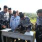 Bupati Tanah Datar, Eka Putra mengapresiasi Festival Pandeka Batagak Kapalo Koto yang digelar di Medan Nan Bapaneh Mahakarya, Nagari Gurun, Kecamatan Sungai Tarab, pada Jumat (18/4/2025). (Foto: Prokopim Tanah Datar)