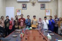 Bupati Dharmasraya, Annisa Suci Ramadhani didampingi Wakil Bupati Leli Arni dan jajaran menerima kunjungan Tim Pemeriksa dari BPK RI Perwakilan Sumbar, Jumat (11/4/2025). (Foto: Pemkab Dharmasraya)