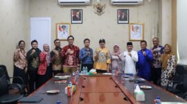 Bupati Dharmasraya, Annisa Suci Ramadhani didampingi Wakil Bupati Leli Arni dan jajaran menerima kunjungan Tim Pemeriksa dari BPK RI Perwakilan Sumbar, Jumat (11/4/2025). (Foto: Pemkab Dharmasraya)