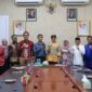 Bupati Dharmasraya, Annisa Suci Ramadhani didampingi Wakil Bupati Leli Arni dan jajaran menerima kunjungan Tim Pemeriksa dari BPK RI Perwakilan Sumbar, Jumat (11/4/2025). (Foto: Pemkab Dharmasraya)