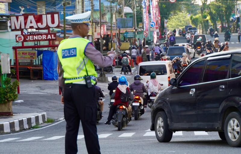 Pelaksanaan uji coba rekayasa lalu lintas Sistem Satu Arah (SSA) di sejumlah ruas jalan Kota Padang Panjang, Rabu (9/4/2025). (Foto: Diskominfo Padang Panjang)