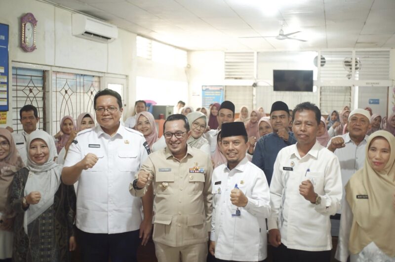Bupati Eka Putra dan Wakil Bupati Ahmad Fadly menghadiri Halal Bihalal yang digelar Dinsos PPPA, Rabu (9/4/2025). (Foto: Prokopim Tanah Datar)