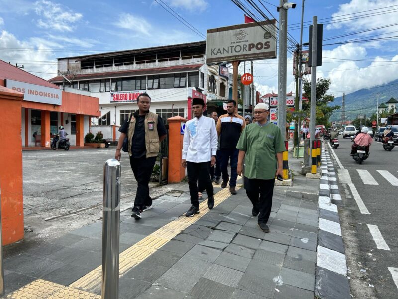 Wakil Wali Kota Padang Panjang, Allex Saputra meninjau Sistem Satu Arah di sejumlah ruas jalan di Kota Padang Panjang. (Foto: Diskominfo Padang Panjang)