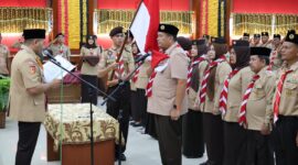 Ketua Kwarda 03 Gerakan Pramuka Sumbar, Audy Joinaldi melantik pengurus Mabicab dan Kwarcab 0316 Gerakan Pramuka Kota Pariaman untuk masa bakti 2025–2030, di Aula Balaikota Pariaman, Jumat (18/4/2025). (Foto: Diskominfo Pariaman)