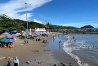 Wisatawan saat berlibur di Pantai Padang pada libur Lebaran 2025 lalu. (Foto: FB Diskominfo Padang)