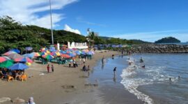 Wisatawan saat berlibur di Pantai Padang pada libur Lebaran 2025 lalu. (Foto: FB Diskominfo Padang)
