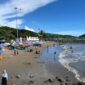 Wisatawan saat berlibur di Pantai Padang pada libur Lebaran 2025 lalu. (Foto: FB Diskominfo Padang)