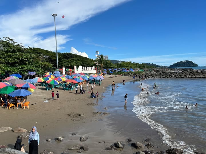 Wisatawan saat berlibur di Pantai Padang pada libur Lebaran 2025 lalu. (Foto: FB Diskominfo Padang)