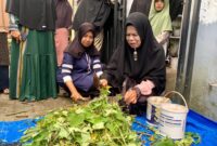 Kelompok Wanita Tani (KWT) Berkah, di Kelurahan Balai-Balai, Kecamatan Padang Panjang Barat mengikuti pelatihan pembuatan pupuk kompos organik, Rabu (16/4/2025). (Foto: Diskominfo Padang Panjang)