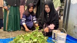 Kelompok Wanita Tani (KWT) Berkah, di Kelurahan Balai-Balai, Kecamatan Padang Panjang Barat mengikuti pelatihan pembuatan pupuk kompos organik, Rabu (16/4/2025). (Foto: Diskominfo Padang Panjang)