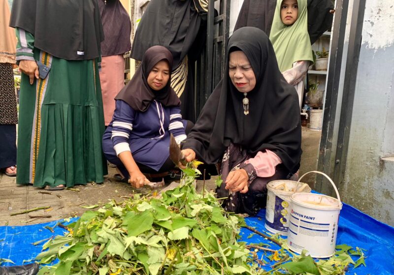 Kelompok Wanita Tani (KWT) Berkah, di Kelurahan Balai-Balai, Kecamatan Padang Panjang Barat mengikuti pelatihan pembuatan pupuk kompos organik, Rabu (16/4/2025). (Foto: Diskominfo Padang Panjang)