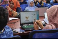 Pemkot Padang melalui Dispusip memberikan pembinaan Aplikasi Srikandi kepada kepala sekolah SD, SMP, dan operator di Kota Padang. (Foto: FB Diskominfo Padang)