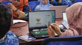Pemkot Padang melalui Dispusip memberikan pembinaan Aplikasi Srikandi kepada kepala sekolah SD, SMP, dan operator di Kota Padang. (Foto: FB Diskominfo Padang)