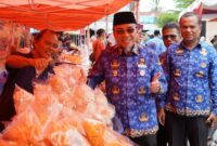 Wakil Wali Kota Padang Maigus Nasir menghadiri UMKM Koto Tangah Baralek Gadang di halaman Pasar Lubuk Buaya, Kamis (17/4/2025). (Foto: FB Diskominfo Padang)