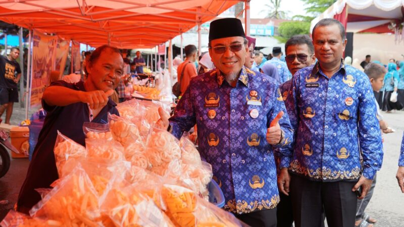 Wakil Wali Kota Padang Maigus Nasir menghadiri UMKM Koto Tangah Baralek Gadang di halaman Pasar Lubuk Buaya, Kamis (17/4/2025). (Foto: FB Diskominfo Padang)