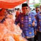 Wakil Wali Kota Padang Maigus Nasir menghadiri UMKM Koto Tangah Baralek Gadang di halaman Pasar Lubuk Buaya, Kamis (17/4/2025). (Foto: FB Diskominfo Padang)