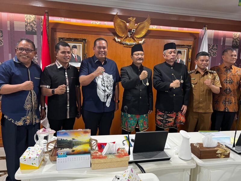 Wali Kota Pariaman Yota Balad menemui Menteri Sosial RI Saifullah Yusuf di Jakarta untuk mengusulkan program Sekolah Rakyat. (Foto: Diskominfo Pariaman)