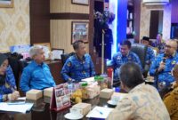 Sekdako Padang Andree Algamar memimpin rapat koordinasi lintas sektor terkait evaluasi layanan LPS di Ruang Sekdako pada Kamis (17/4/2025). (Foto: FB Diskominfo Padang)