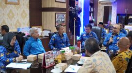 Sekdako Padang Andree Algamar memimpin rapat koordinasi lintas sektor terkait evaluasi layanan LPS di Ruang Sekdako pada Kamis (17/4/2025). (Foto: FB Diskominfo Padang)