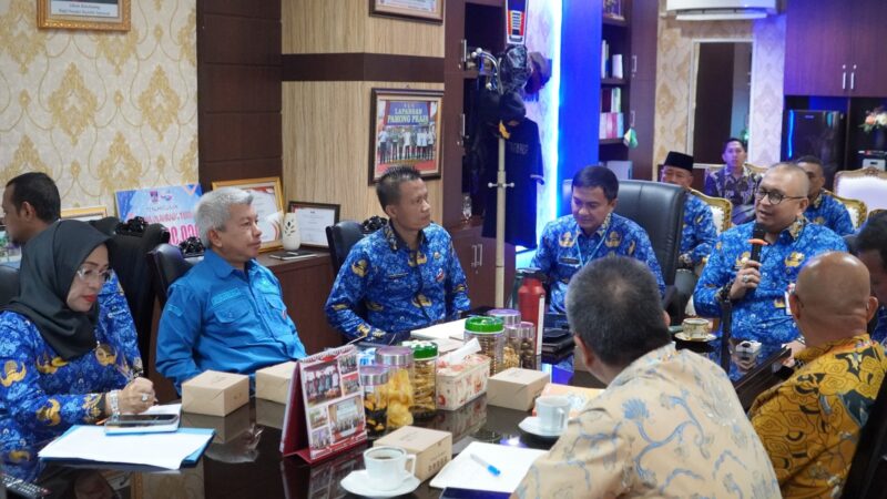 Sekdako Padang Andree Algamar memimpin rapat koordinasi lintas sektor terkait evaluasi layanan LPS di Ruang Sekdako pada Kamis (17/4/2025). (Foto: FB Diskominfo Padang)