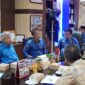 Sekdako Padang Andree Algamar memimpin rapat koordinasi lintas sektor terkait evaluasi layanan LPS di Ruang Sekdako pada Kamis (17/4/2025). (Foto: FB Diskominfo Padang)