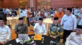 Gubernur Sumbar Mahyeldi Ansharullah bersama Ketua Umum DPP Gebu Minang, Dr. H. Osman Sapta Odang menghadiri pengukuhan pengurus DPD Gebu Minang Sumatera Selatan periode 2024–2029 di Ballroom Hotel Aryaduta Palembang, Kamis malam (17/4/2025). (Foto: ADPSB)