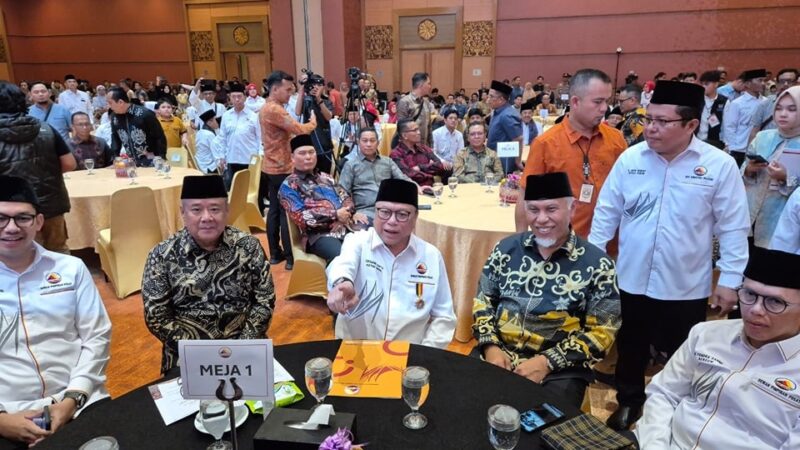 Gubernur Sumbar Mahyeldi Ansharullah bersama Ketua Umum DPP Gebu Minang, Dr. H. Osman Sapta Odang menghadiri pengukuhan pengurus DPD Gebu Minang Sumatera Selatan periode 2024–2029 di Ballroom Hotel Aryaduta Palembang, Kamis malam (17/4/2025). (Foto: ADPSB)