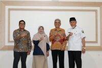 Gubernur Sumatera Barat (Sumbar), Mahyeldi Ansharullah mengapresiasi kegiatan seminar tentang kebijakan luar negeri dan pembangunan nasional yang diinisiasi oleh Kakanwil DJPb Sumbar, Ibu Syukriah HG secara hybrid, Rabu (23/4/2025).