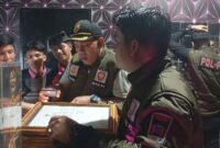 Personil Satpol PP Padang memeriksa kelengkapan izin operasional salah satu tempat hiburan malam di Kota Padang. (Foto: FB Diskominfo Padang)