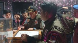 Personil Satpol PP Padang memeriksa kelengkapan izin operasional salah satu tempat hiburan malam di Kota Padang. (Foto: FB Diskominfo Padang)