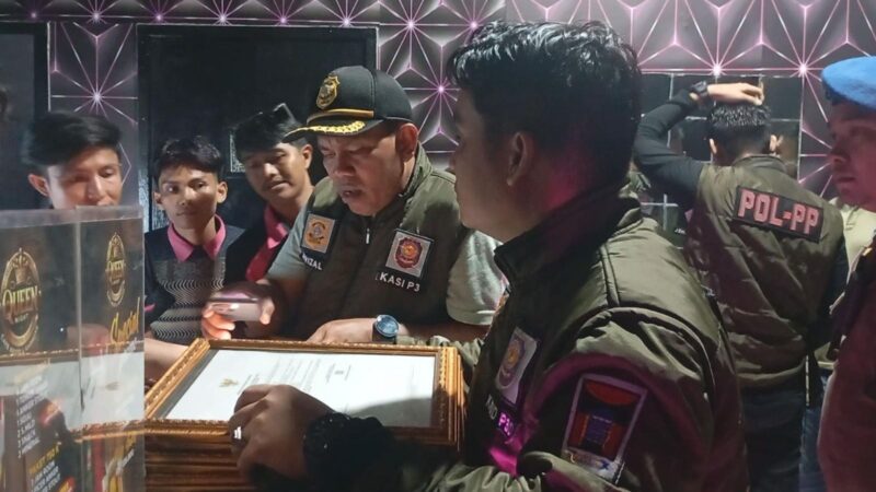 Personil Satpol PP Padang memeriksa kelengkapan izin operasional salah satu tempat hiburan malam di Kota Padang. (Foto: FB Diskominfo Padang)