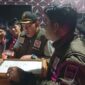 Personil Satpol PP Padang memeriksa kelengkapan izin operasional salah satu tempat hiburan malam di Kota Padang. (Foto: FB Diskominfo Padang)