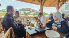 Wakil Bupati Tanah Datar Ahmad Fadly menemui Direktur Pengelolaan Sampah KLHK RI untuk membahas program “Satu Nagari Satu Bank Sampah”. (Foto: Prokopim Tanah Datar)