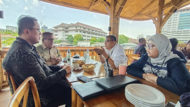 Wakil Bupati Tanah Datar Ahmad Fadly menemui Direktur Pengelolaan Sampah KLHK RI untuk membahas program “Satu Nagari Satu Bank Sampah”. (Foto: Prokopim Tanah Datar)