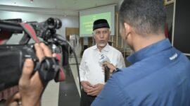 Gubernur Sumbar Mahyeldi minta Lion Air optimalkan pelayanan haji Embarkasi Padang 2025. (Foto: ADPSB)