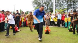 Pemko Pariaman menggelar lomba olahraga tradisional untuk pelajar SD/MI se-Kota Pariaman dan Kabupaten Padang Pariaman. (Foto: MC Diskominfo Kota Pariaman)
