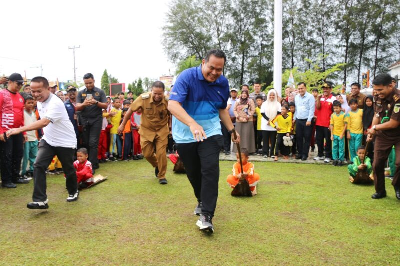 Pemko Pariaman menggelar lomba olahraga tradisional untuk pelajar SD/MI se-Kota Pariaman dan Kabupaten Padang Pariaman. (Foto: MC Diskominfo Kota Pariaman)