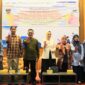 Ketua P2TP2A Kota Padang, Ny. dr. Dian Puspita Fadly Amran, Sp.JP, Kepala DP3AP2KB Eri Sendjaya dan jajaran serta para narasumber. (Foto: Diskominfo Padang)