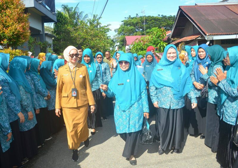 Tim Penilai TP PKK Provinsi Sumbar melakukan penilaian lapangan Kelompok Dasawisma Nuansa Indah I RT 01/RW 09 Kelurahan Koto Panjang Ikua Koto, Kecamatan Koto Tangah, Selasa (29/4/2025). (Foto: Prokopim Padang)