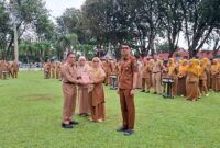 Pj Sekda Sumbar Yozarwardi Usama Putra menyerahkan penghargaan kepada biro terbaik dalam ajang penghargaan internal. (Foto: adpsb)